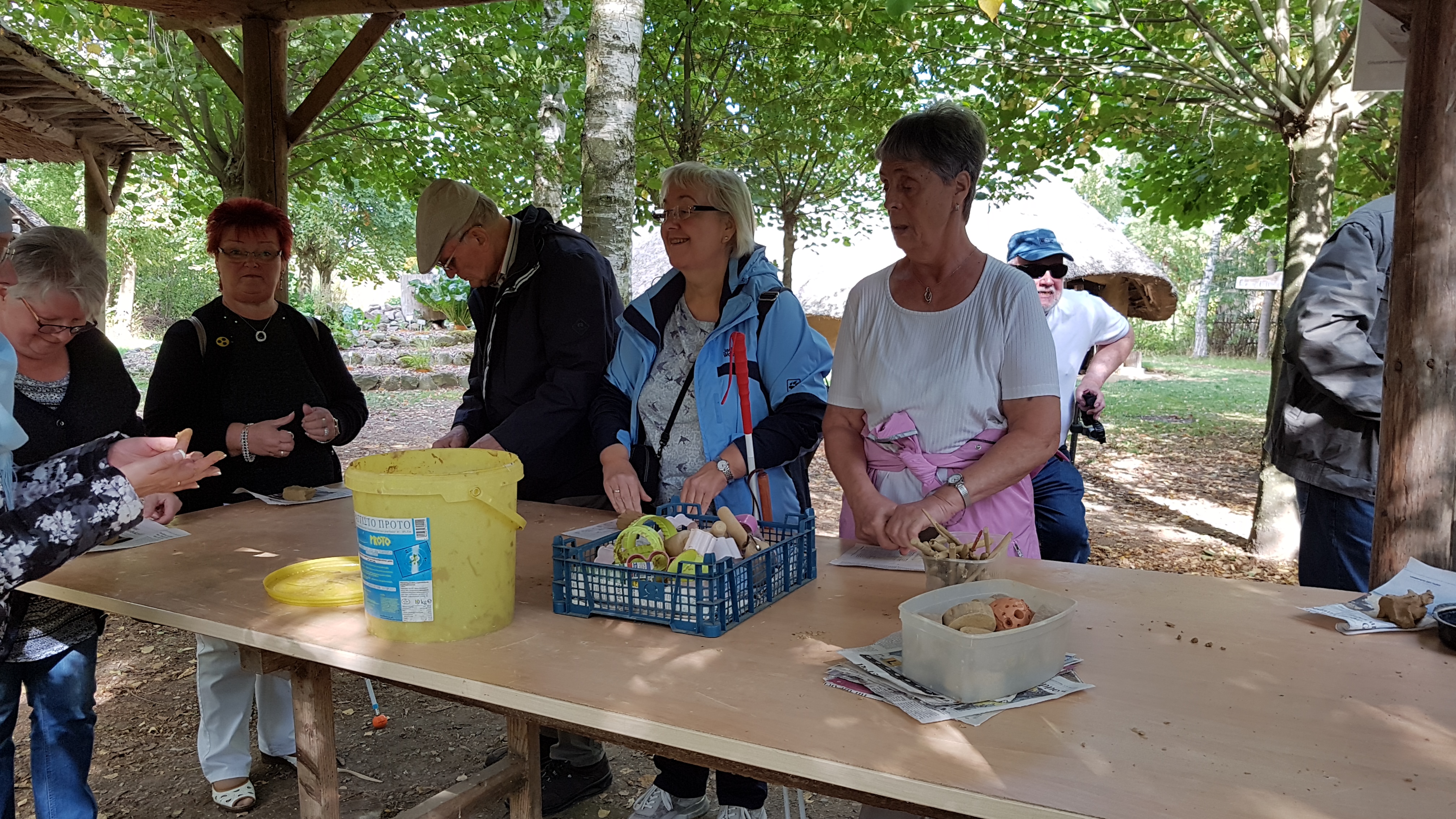 links auf dem Bild beim töpfern, rechts auf dem Bild beim Weben